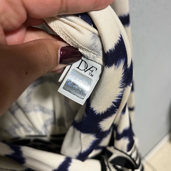 Diane Von Furstenberg 100% Silk Wrap Dress Size 8 - Picture 6 of 9